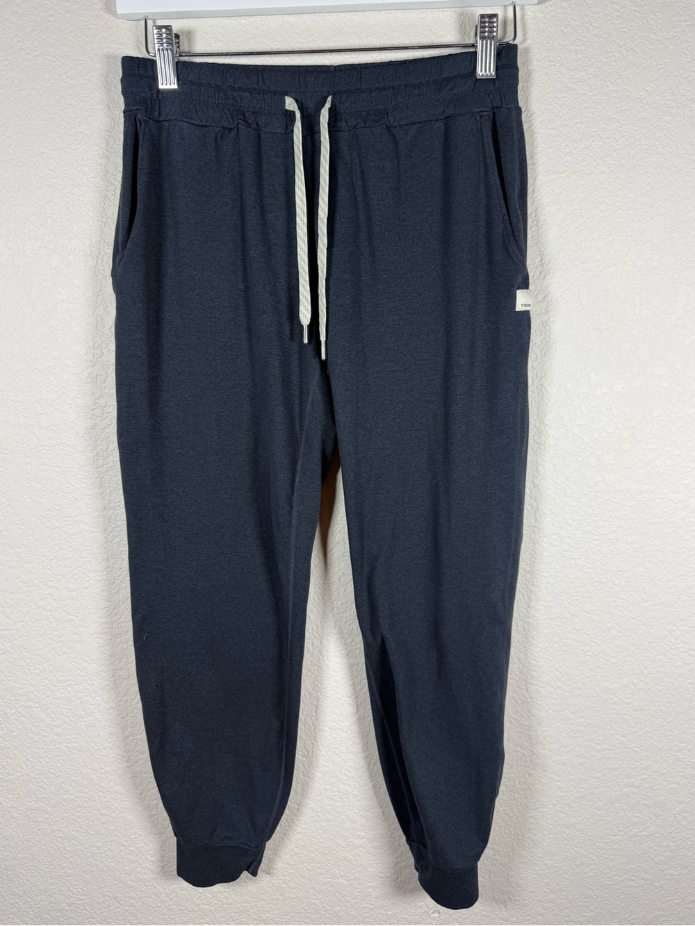 Vuori Navy Drawstring Joggers with White Drawcord. Comfy and lightweight 🧡🤩